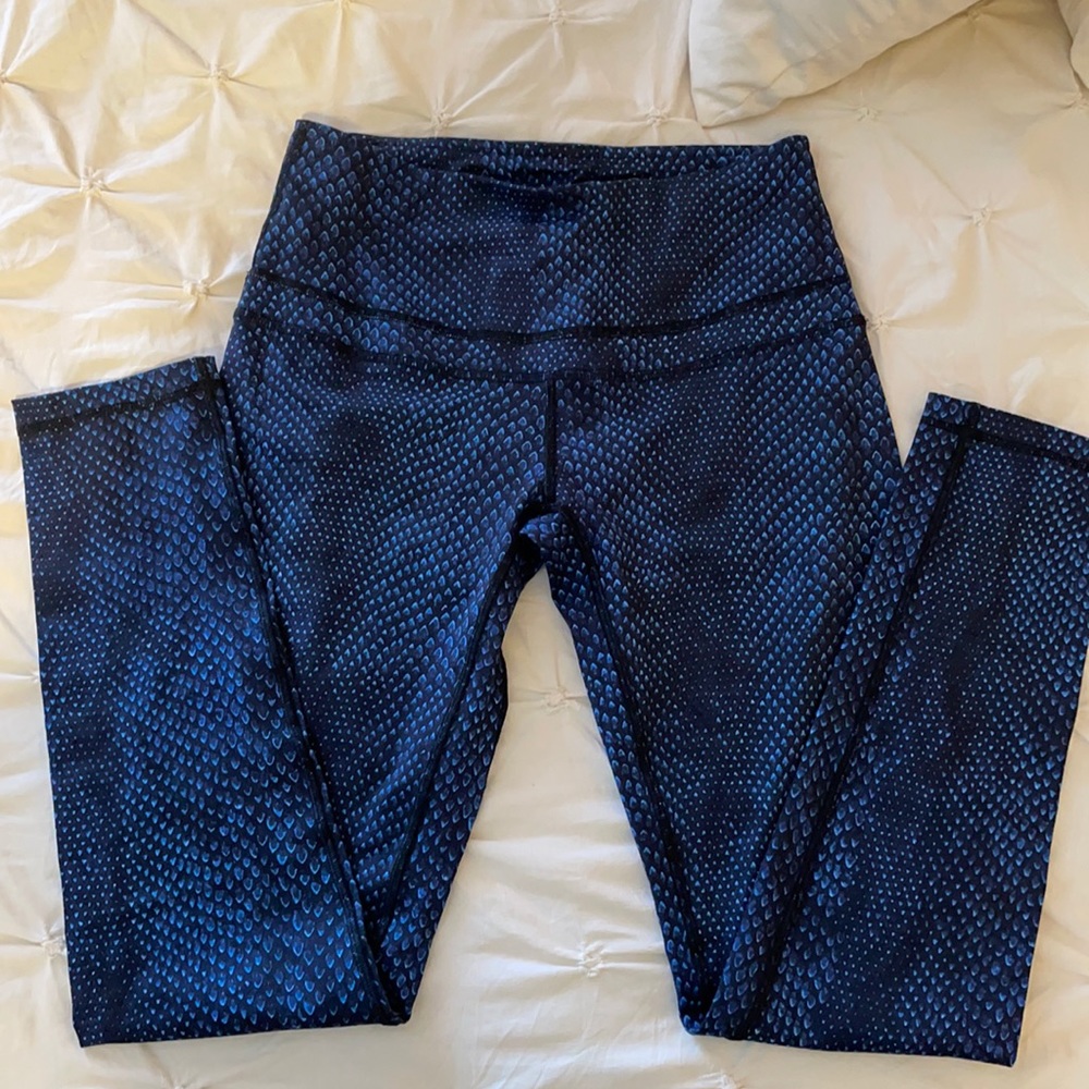 Blue scale leggings